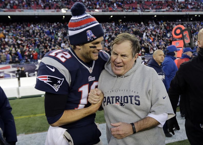 Tom Brady, de los Patriots de Nueva Inglaterra, celebra con su entrenador Bill Belichick tras vencer a los Dolphins de MIami el domingo 14 de diciembre de 2014 (AP Foto/Charles Krupa)