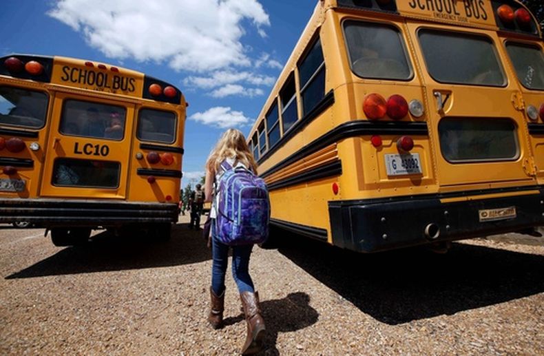 ARCHIVO - Una alumna se prepara para salir de la escuela el 13 de agosto de 2014 al sureste de Brookhaven, Mississippi, Estados Unidos. (AP Foto/Rogelio V. Solis, Archivo)