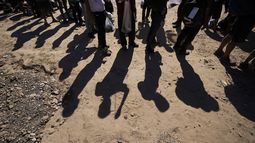 ARCHIVO - Migrantes aguardan a ser procesados por la Patrulla Fronteriza tras cruzar el río Bravo (o Grande) y entrar a Estados Unidos desde México, el 19 de octubre de 2023, en Eagle Pass, Texas. (AP Foto/Eric Gay, Archivo)