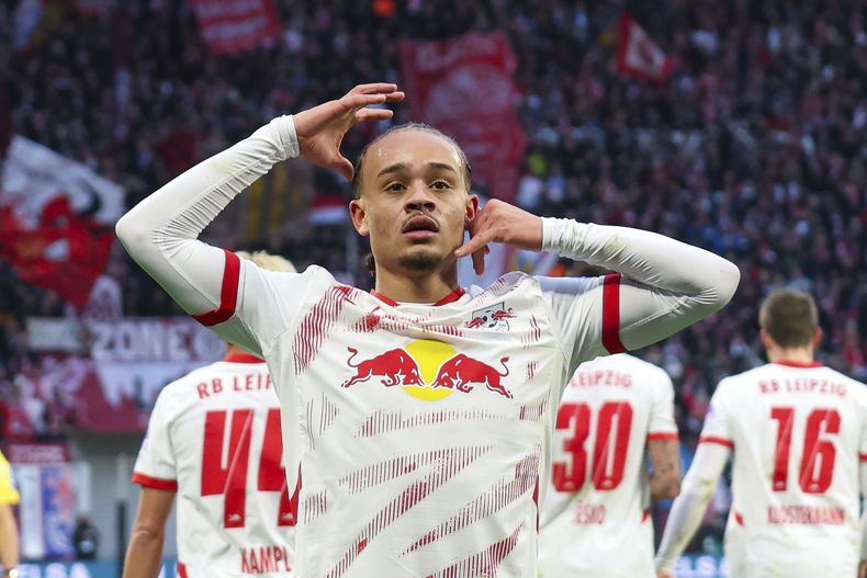 Xavi Simons del Leipzig celebra tras anotar en el encuentro ante el Werder Bremen el domingo 12 de enero del 2025. (Jan Woitas/dpa via AP)