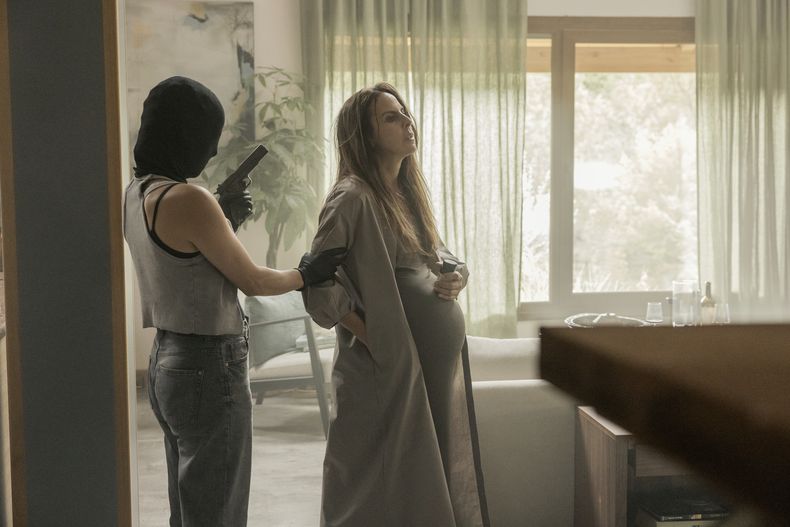 Esta imagen difundida por ViX muestra a Daniela Schmidt, a la izquierda, y Kate del Castillo en una escena de la película Instintos. (Esteban Novillo/ViX via AP)