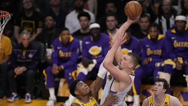El pívot de los Nuggets de Denver Nikola Jokic lanza el balón sobre Rui Hachimura de los Lakers de Los Ángeles en el juego 4 de las finales de la Conferencia Oeste el lunes 22 de mayo del 2023. (AP Foto/Mark J. Terrill)