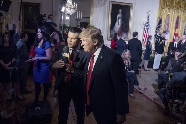 ARCHIVO - El entonces presidente de Estados Unidos, Donald Trump, habla con el copresentador de Fox & Friends Pete Hegseth en un acto del programa Wounded Warrior Project Soldier Ride en la Sala Este de la Casa Blanca, en Washington, el jueves 6 de abril de 2017. (AP Foto/Andrew Harnik, Archivo)