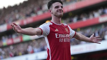 En foto del domingo 3 de septiembre del 2023, Declan Rice del Arsenal celebra tras anotar el gol de la victoria en el encuentro de la Liga Premier ante el Manchester United. (AP Foto/Kirsty Wigglesworth)