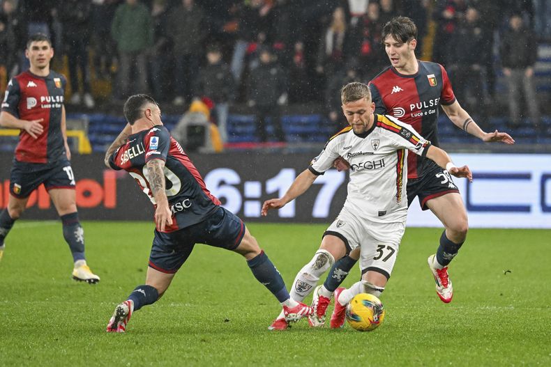 Stefano Sabelli (37), del Genoa, disputa un balón con Jesper Karlsson, de Lecce, durante un partido de fútbol de la Serie A ente Genoa y Lecce en el estadio Luigi Ferraris, en Génova, Italia, el viernes 14 de marzo de 2025. (Tano Pecoraro/LaPresse vía AP)