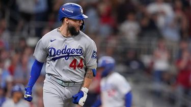 Andy Pages de los Dodgers de Los Ángeles conecta un sencillo remolcador de dos carreras en el séptimo inning del cuarto juego de la serie divisional de la Liga Nacional ante los Bravos de Atlanta, el miércoles 7 de octubre de 2026, en Atlanta. (AP Foto/Mike Stewart)