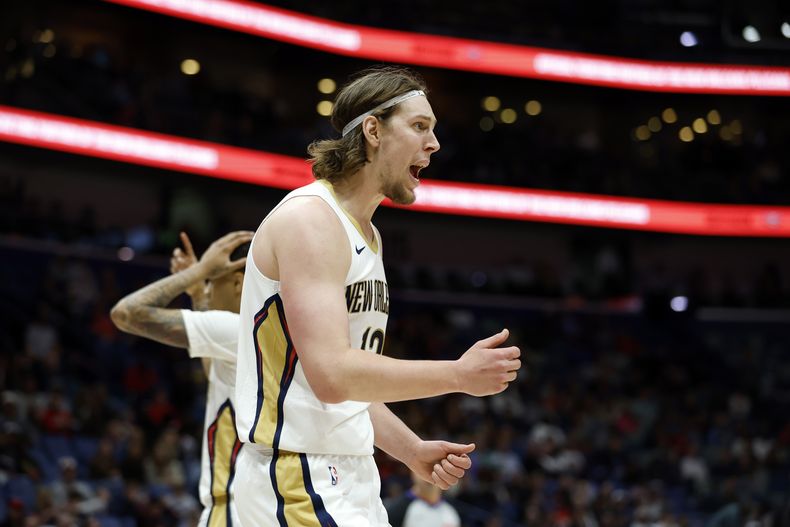 El alero de los Pelicans de Nueva Orleans, Kelly Olynyk (13), reacciona a una llamada en la primera mitad de un partido de baloncesto de la NBA contra los Spurs de San Antonio en Nueva Orleans, el martes 25 de febrero de 2025. (AP Foto/Tyler Kaufman)
