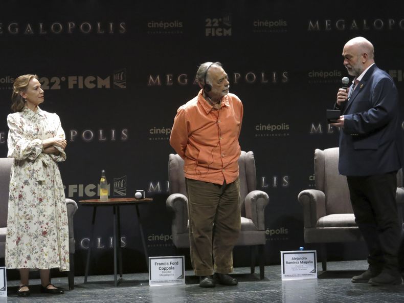 El director de cine Francis Ford Coppola participa en una conferencia de prensa sobre su película Megalópolis en el Festival de Cine de Morelia flanqueado, a la izquierda, por la directora del festival Daniela Michel y por director de la Filmoteca de la UNAM (Universidad Nacional Autónoma de México) Hugo Villa, en Morelia, México, el martes 22 de octubre de 2024. (AP Foto/Berenice Bautista)