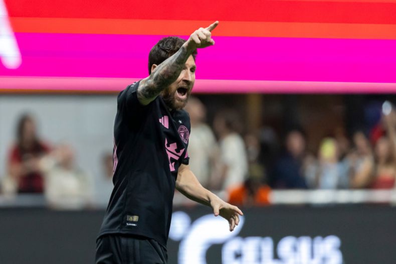 El delantero del Inter Miami, Lionel Messi, reacciona tras anotar un gol contra el Atlanta United durante la primera mitad de un partido de fútbol de la MLS, el sábado 17 de octubre de 2026, en Atlanta. (Foto AP/Vasha Hunt)