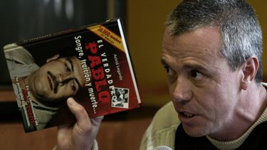 americateve | ARCHIVO - En esta foto del 27 de junio de 2006, John Jairo Vel&aacute;squez, ex jefe de sicarios del fallecido capo del narcotr&aacute;fico Pablo Escobar, rinde testimonio mientras sostiene un libro titulado &ldquo;El verdadero Pablo, sangre, traici&oacut