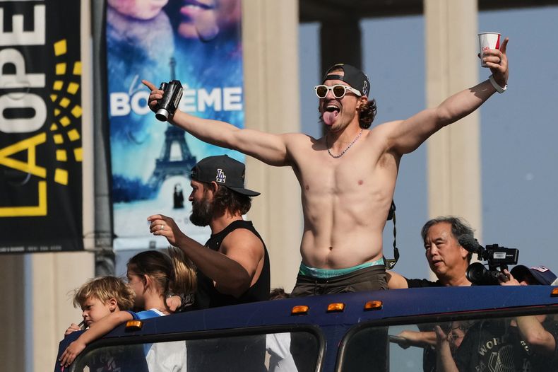 El puertorriqueño Kiké Hernández festeja durante el desfile de coronación de los Dodgers de Los Ángeles, el lunes 3 de noviembre de 2025 (AP Foto/Jae C. Hong)