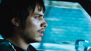 Esta imagen difundida por MUBI, muestra a Gael García Bernal en una escena de la película Amores Perros. (Mubi via AP)