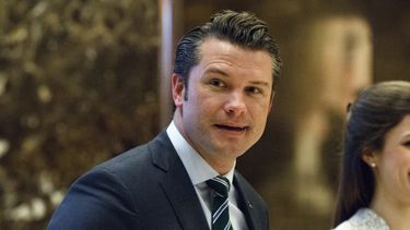ARCHIVO - Pete Hegseth camina hacia un elevador para reunirse con el presidente electo Donald Trump en la Torre Trump de Nueva York, el 15 de diciembre de 2016. (AP Foto/Evan Vucci, Archivo)