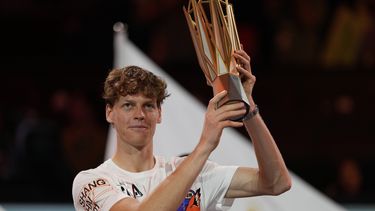 El italiano Jannik Sinner celebra tras ganar el Masters de Shanghai al vencer al serbio Novak Djokovic en la final el domingo 13 de octubre del 2024. (AP Foto/Andy Wong)