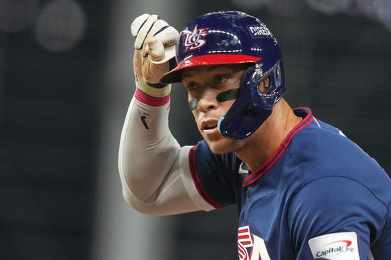 El estadounidense Aaron Judge gesticula tras batear un sencillo ante la República Dominicana en el Clásico Mundial de béisbol, el domingo 15 de marzo de 2026, en Miami. (AP Foto/Lynne Sladky)