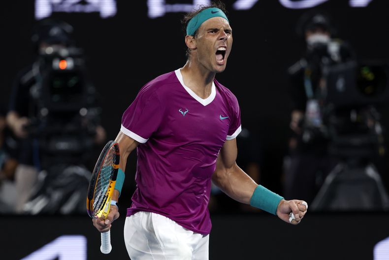 ARCHIVO - Rafael Nadal of Spain reacciona tras ganar el tercer set ante Daniil Medvedev en la final del Abierto de Australia, el domingo 30 de enero de 2022. (AP Foto/Hamish Blair)