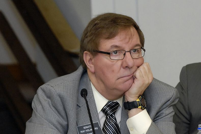 El senador republicano Ray Holmberg durante una sesión legislativa en el Senado de Dakota del Norte, el 7 de enero de 2009, en Bismarck. Holmberg fue acusado de viajar a Praga para tener relaciones sexuales con una menor, se informó el 26 de octubre de 2023. (Foto AP/Will Kincaid, Archivo)