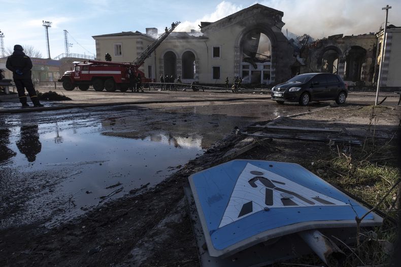 Bomberos sofocan un incendio en una estación de trenes tras un ataque ruso en Kostantinovka, en la región de Donetsk, Ucrania, el domingo 25 de febrero de 2024. (Iryna Rybakova vía AP)