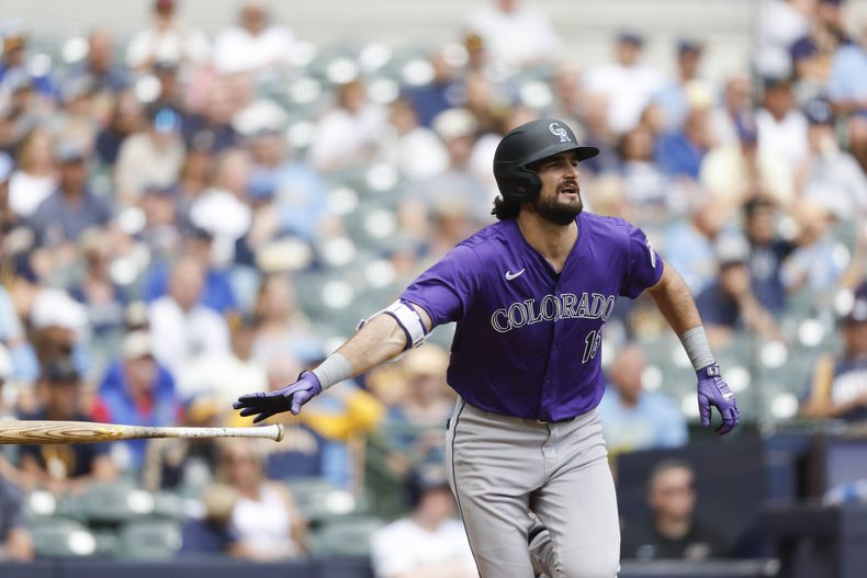 Sam Hilliard de los Rockies de Colorado tras batear un jonrón de tres carreras ante los Cerveceros de Milwaukee, el domingo 8 de septiembre de 2024, en Milwaukee. (AP Foto/Jeffrey Phelps)