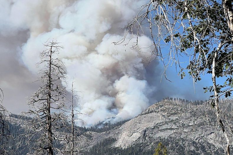 En la imagen, proporcionada por el Servicio de Parques Nacionales de Estados Unidos, se muestra el incendio Dome en el Parque Nacional Yosemite, el martes 15 de septiembre de 2026. (Servicio de Parques Nacionales de Estados Unidos vía AP)