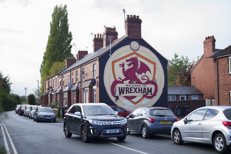 Un mural de Bienvenido a Wrexham adorna la pared de una casa en Wrexham, Gales, el lunes 7 de octubre de 2024. (Foto AP/Jon Super)