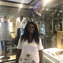 Lisa Lyons, de 56 años, posa para una foto dentro del Museo Tina Turner en la escuela Flagg Grove en el West Tennessee Delta Heritage Center el miércoles 24 de mayo de 2023 en Brownsville, Tennessee. Turner, la imparable cantante y actriz intérprete de Whats Love Got to Do With It, murió el miércoles los 83 años en su casa en Küsnacht, cerca de Zúrich, Suiza. (Foto AP/Adrian Sainz)