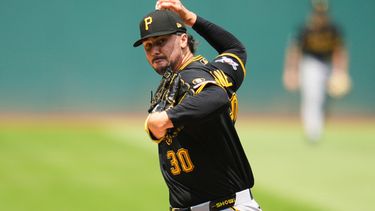 El lanzador de los Piratas de Pittsburgh, Paul Skenes, lanza en la primera entrada de un partido de béisbol contra los Guardianes de Cleveland en Cleveland, el domingo 19 de julio de 2026. (Foto AP/Sue Ogrocki)