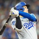 El japonés Shohei Ohtani, de los Dodgers de Los Ángeles, batea un jonrón de dos carreras ante los Azulejos de Toronto en el primer juego de la Serie Mundial, el viernes 24 de octubre de 2025 (Frank Gunn/The Canadian Press via AP) El japonés Shohei Ohtani, de los Dodgers de Los Ángeles, batea un jonrón de dos carreras ante los Azulejos de Toronto en el primer juego de la Serie Mundial, el viernes 24 de octubre de 2025 (Frank Gunn/The Canadian Press via AP)