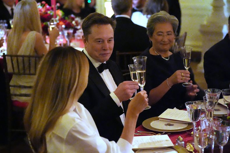 Elon Musk Brinda con la primera dama de Estados Unidos, Melania Trump, en la cena de Estado con el presidente Donald Trump y su homólogo chino Xi Jinping en la Sala Este de la Casa Blanca, el jueves 24 de septiembre de 2026, en Washington. (AP Foto/Alex Brandon)