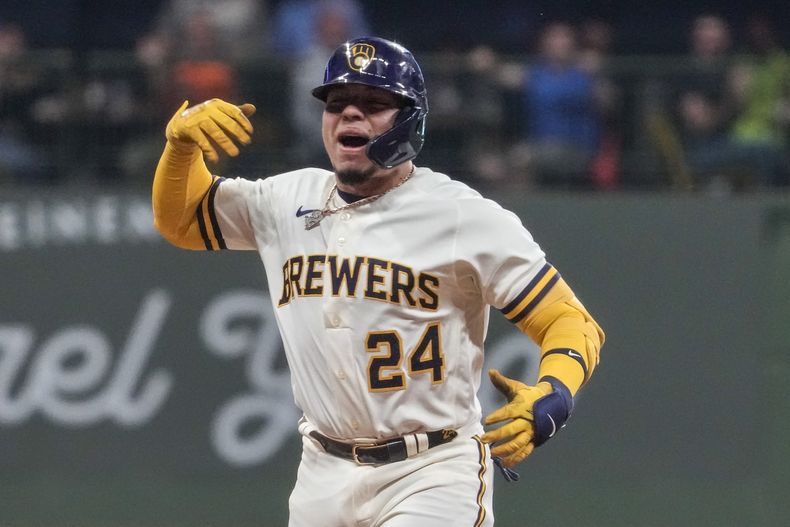 El venezolano William Contreras, de los Cerveceros de Milwaukee, festeja tras conectar un doble ante los Diamondbacks de Arizona, el martes 20 de junio de 2023 (AP Foto/Morry Gash)