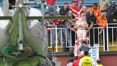 americateve | Un aficionado herido sale en camilla tras enfrentamientos en las gradas durante un partido de la liga brasile&ntilde;a entre Atl&eacute;tico Paranaense y Vasco da Gama en Joinville, en el sur de Brasil, el domingo 8 de diciembre de 2013. El encuentro clav