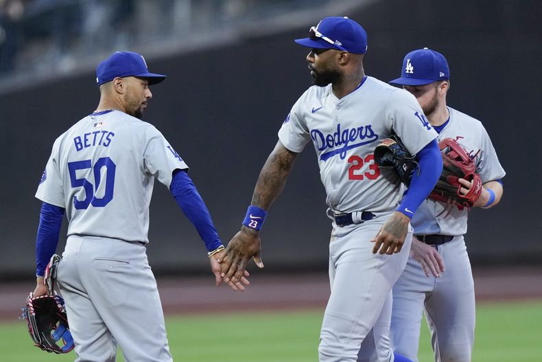 Jason Heyward (23), de los Dodgers de Los Ángeles, celebra con Mookie Betts (50) y Gavin Lux después del partido de béisbol contra los Mets de Nueva York, el miércoles 29 de mayo de 2024, en Nueva York. Los Dodgers ganaron 10-3. (AP Foto/Frank Franklin II)