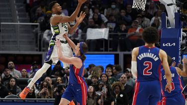 Con 30 de Antetokounmpo, Bucks arrollan a Pistons