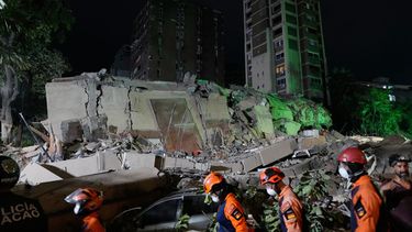 Trabajadores de rescate buscan entre los escombros de un edificio derruido tras un sismo, el jueves 25 de junio de 2026, en Caracas, Venezuela. (AP Foto/Ariana Cubillos)