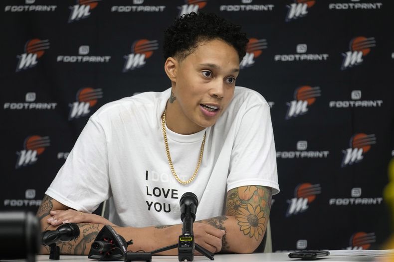 La pívot del Mercury de Phoenix Brittney Griner responde a preguntas en la conferencia de prensa tras el juego ante el Dallas Wings el miércoles 7 de junio del 2023. (AP Foto/Tony Gutierrez)