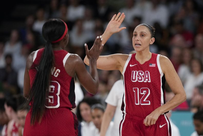 La estadounidense Diana Taurasi (12) celebra con Jackie Young (13) durante el partido contra Nigeria en los cuartos de final del baloncesto femenino de los Juegos Olímpicos de París, el miércoles 7 de agosto de 2024. (AP Foto/Mark J. Terrill)