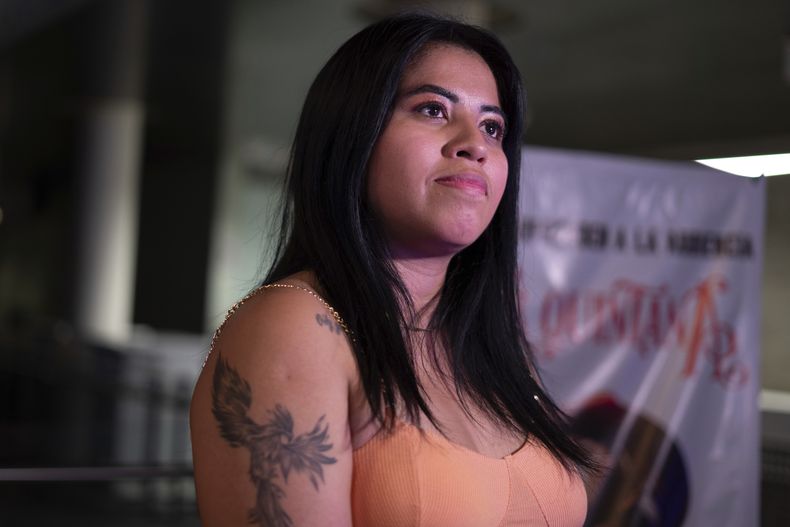 Yakiri Rubio asiste a una actuación de la cantante de corridos mexicana Vivir Quintana en la Ciudad de México, el jueves 24 de abril de 2025. (Foto AP/Aurea Del Rosario)