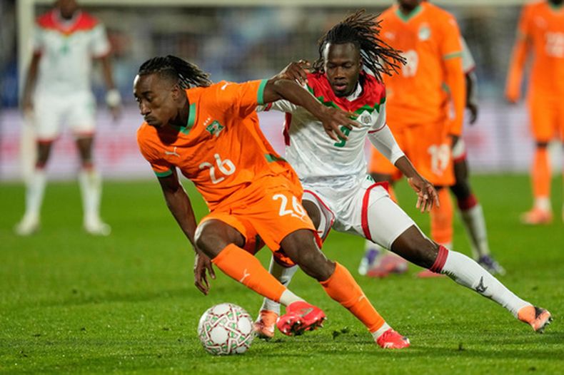 ARCHIVO - El marfileño Yan Diomande (26) avanza con el balón en el partido contra Burkina Faso en los octavos de final de la Copa Africana de Naciones, el 6 de enero de 2026, en Marrakech, Marruecos. (AP Foto/Themba Hadebe)