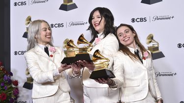 Phoebe Bridgers, de izquierda a derecha, Lucy Dacus, y Julien Baker de boygenius posan en la sala de prensa con los premios a mejor interpretación de rock y mejor canción de rock por Not Strong Enough y el premio a mejor álbum de música alternativa por The Record en la 66a entrega anual de los Premios Grammy el domingo 4 de febrero de 2024, en Los Ángeles. (Foto Richard Shotwell/Invision/AP)