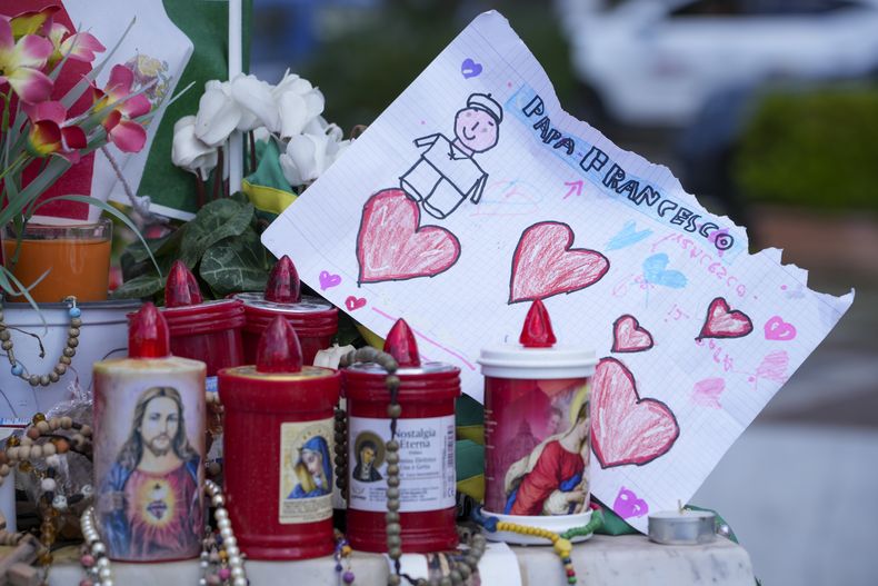 Un mensaje para el papa, frente al hospital Agostino Gemelli de Roma, el 15 de marzo de 2025, donde Francisco está ingresado desde el 14 de febrero. (AP Foto/Andrew Medichini)