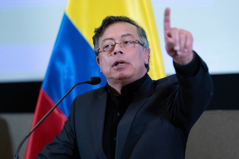 ARCHIVO - El presidente de Colombia, Gustavo Petro, habla durante una conferencia de prensa en la embajada colombiana en Washington, el 3 de febrero de 2026. (Foto AP/José Luis Magaña, Archivo)