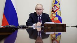 El presidente ruso Vladímir Putin realiza una reunión virtual con el gobernador de la región de Bryansk, Alexander Bogomaz, en la residencia de Estado Novo-Ogaryovo en la afueras de Moscú, Rusia, el jueves 13 de febrero de 2025. (Gavriil Grigorov, Sputnik, Kremlin Pool Photo via AP)