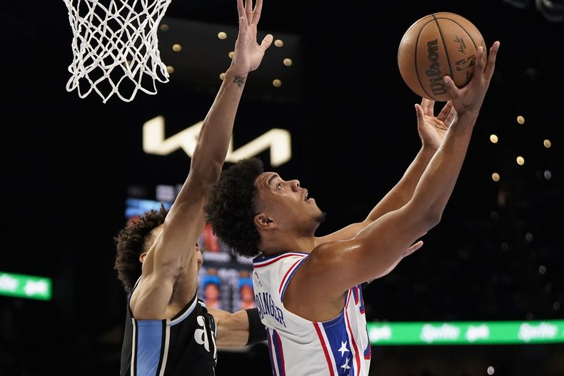 Jaden Springer, base de los 76ers de Filadelfia, dispara frente a Jalen Johnson, de los Hawks de Atlanta, el viernes 17 de noviembre de 2023 (AP Foto/Mike Stewart)