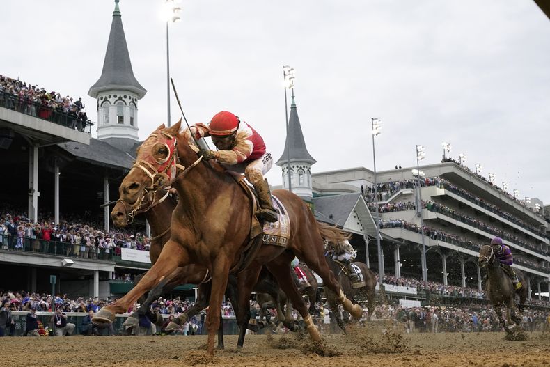 ARCHIVO - Foto del 7 de mayo del 2022, Rich Strike, con el jockey Sonny Leon cruza la línea de meta tras ganar la 148ma edición del Derbi de Kentucky en Churchill Downs. (AP Foto/Jeff Roberson, Archivo)
