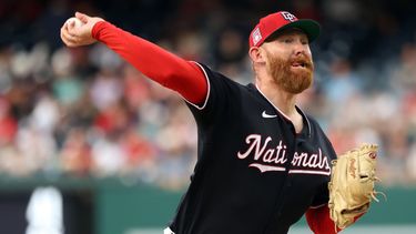 Zack Littell, lanzador de los Nacionales de Washington, trabaja en la primera entrada del juego de béisbol de Grandes Ligas contra los Diamondbaks de Arizona, el viernes 24 de julio de 2026, en Washington. (AP Foto/Daniel Kucin Jr.)