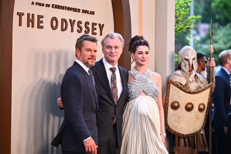 Matt Damon, Christopher Nolan y Anne Hathaway en el estreno de “La Odisea” en Nueva York el 14 de julio del 2026. (Evan Agostini/Invision/AP)