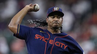 El venezolano Luis García, de los Astros de Houston, hace un lanzamiento en el primer inning del juego del lunes 1 de mayo de 2023, ante los Gigantes de San Francisco (AP Foto/Kevin M. Cox)