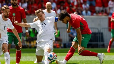 El volante noruego Martin Odegaard (10) pugna por el balón con el delantero marroquí Abde Ezzalzouli durante un partido amistoso, el domingo 7 de junio de 2026, en Harrison, Nueva Jersey. (AP Foto/Eduardo Muñoz Álvarez)
