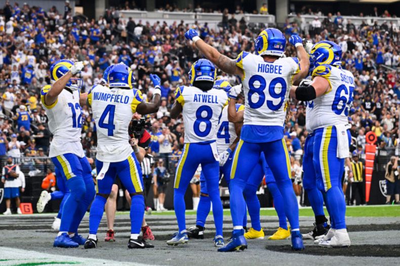Puka Nacua, extrema izquierda, receptor de los Rams, celebra con sus compañeros después de anotar un touchdown durante la primera mitad del partido de la NFL en contra de los Raiders de Las Vegas, el domingo 25 de octubre de 2026, en Las Vegas. (AP Foto/David Becker)