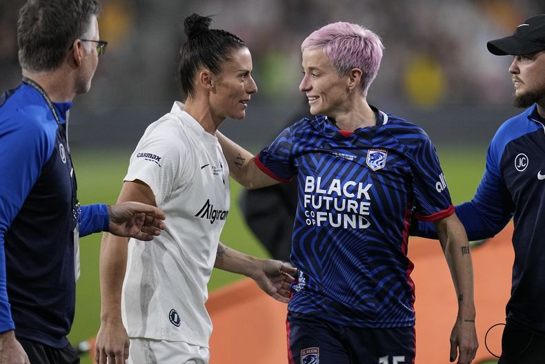 Megan Rapinoe (derecha), del OL Reign, habla con Ali Krieger, zaguera del Gotham, de Nueva York/Nueva Jersey, que se coronó en el fútbol femenino estadounidense el sábado 11 de noviembre de 2023 (AP Foto/Gregory Bull)